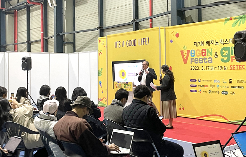 3월 열린 2023 베지노믹스 비건페스티벌에서 스티브 해먼 비건소사이어티 대표가 강연을 진행하고 있다. 사진=조직위