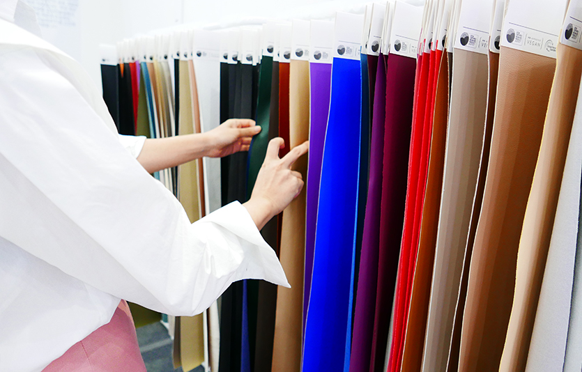 베가텍스코리아는 식물성 부산물과 수용성 폴리우레탄을 혼합해 만든 비건레더를 선보였다. 사진=김성미 기자