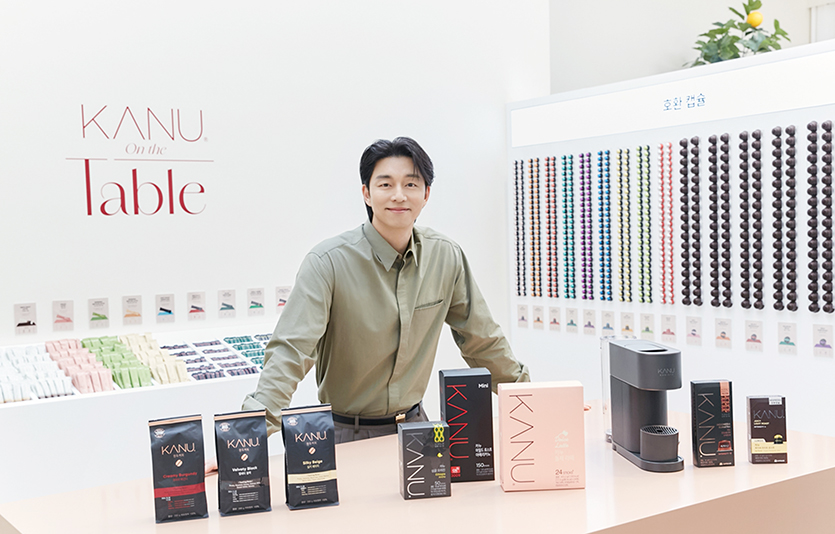 카누 모델 공유가 팝업스토어에서 기념사진을 촬영하고 있다. 사진=동서식품