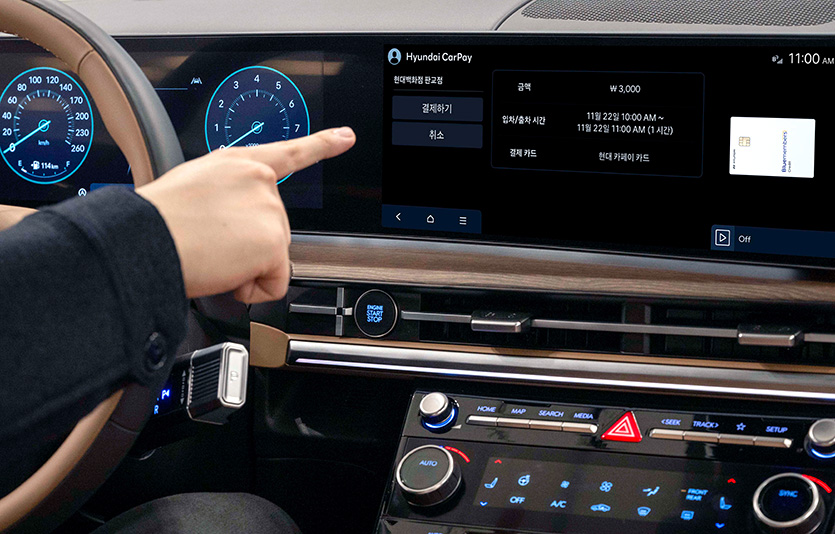현대 카페이를 통해 주차요금을 결제하는 모습. 사진=현대차그룹, 현대백화점