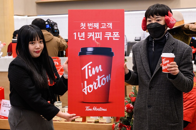 팀홀튼 신논현역점 1호 고객 대상 커피쿠폰 365매 증정. 사진=팀홀튼