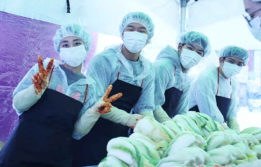 (왼쪽부터) 뮤지션 버닝소다(2인), 윈썸, 밴드나인즈가 지난달 27일 열린 행사에서 김장 봉사에 참여하고 있는 모습. 사진=KT&G 상상마당 부산)