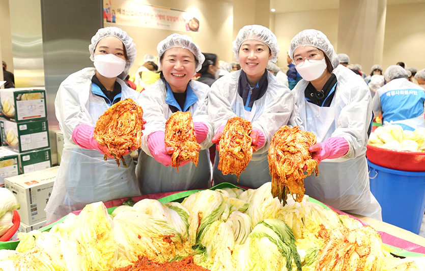 애경산업은 사단법인 희망을나누는사람들과 함께 ‘2023 사랑의 김장나눔 행사’를 진행했다. 사진=애경산업