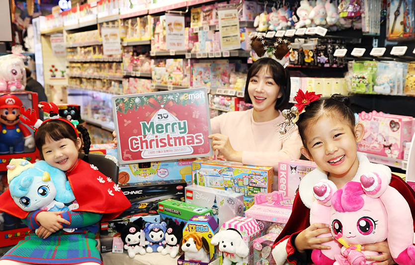 이마트 청계천점에서 모델들이 이마트 크리스마스 완구·디지털가전 행사를 소개하고 있다. 사진=이마트
