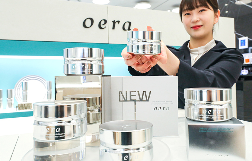 더현대 서울 오에라 매장에서 직원이 오에라 신제품 ‘크림 포 캘리브레이팅 케어’를 소개하고 있다. 사진=한섬
