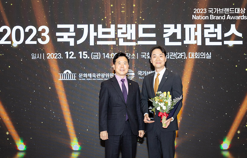 (왼쪽부터) 김승수 국회의원(문화체육관광위원)과 장성현 대한항공 마케팅/IT, 객실 및 서비스 부문 부사장. 사진=대한항공