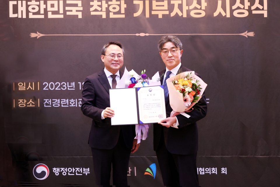 행정안전부 고기동 차관(왼쪽)이 대우건설 서희종 상무(오른쪽)에게 상을 수여하고 있다. 사진=대우건설