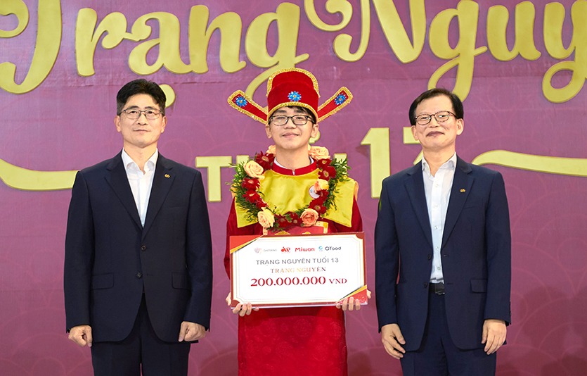 ‘베트남 장학퀴즈’ 결승전에서 (왼쪽부터) 신상호 대상 베트남 대표이사, 판 뚜언 뚜 우승자, 조남일 대상 득비엣 대표이사. 사진=대상그룹