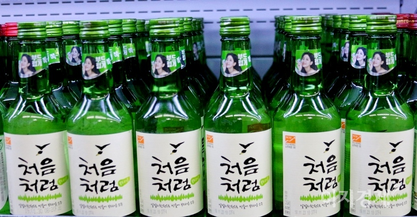 롯데주류는 처음처럼의 올해 수도권 시장점유율 20% 재탈환을 위해 여성그룹 블랙핑크 제니를 광고모델로 기용했다. 사진=김보람 기자