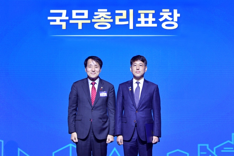 한미약품 자율준수관리자 김현수 컴플라이언스팀 상무(우)가 한덕수 국무총리를 대신한 장영진 산업통상자원부 제1차관으로부터 표창장을 받은 후 기념 촬영을 하고 있다. 사진=한미약품