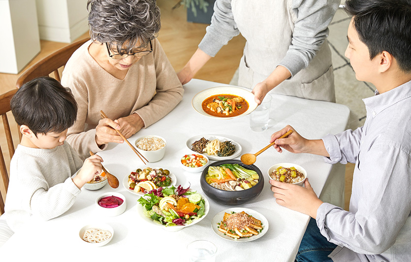 고객이 현대그린푸드 케어푸드 브랜드 그리팅의 연화식·저염식 등으로 차려진 식사를 즐기는 모습. 사진=현대그린푸드