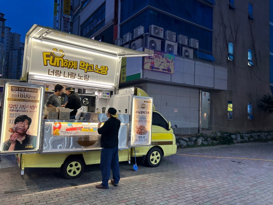 노랑통닭 푸드트럭 ‘착카’에서 이웃들을 위한 치킨을 조리하고 있다. 사진=노랑푸드