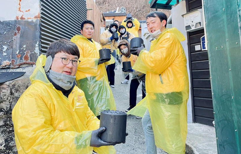 아성다이소 임직원들이 강원도 도계지역을 직접 방문해 연탄을 나르고 있다. 사진=아성다이소