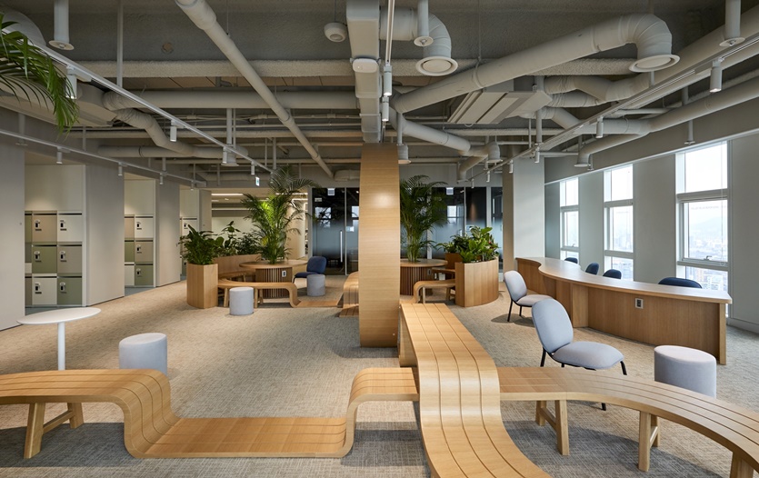 현대리바트의 오피스 공간 컨설팅 서비스 ‘오피스 테일러’를 통해 시공한 서울 성동구의 물류 기업 라운지 모습. 사진=현대백화점그룹