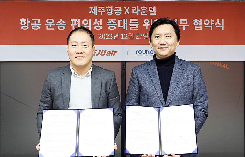 (왼쪽부터) 정재필 제주항공 커머셜본부장과 윤준용 비르투컴퍼니(라운델) 대표이사. 사진=제주항공