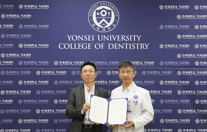 연세대학교에서 열린 협약식에서 (왼쪽부터) 김해곤 현대그린푸드 전략기획실장 전무와 이기준 연세대학교 치과대학 학장. 사진=현대그린푸드