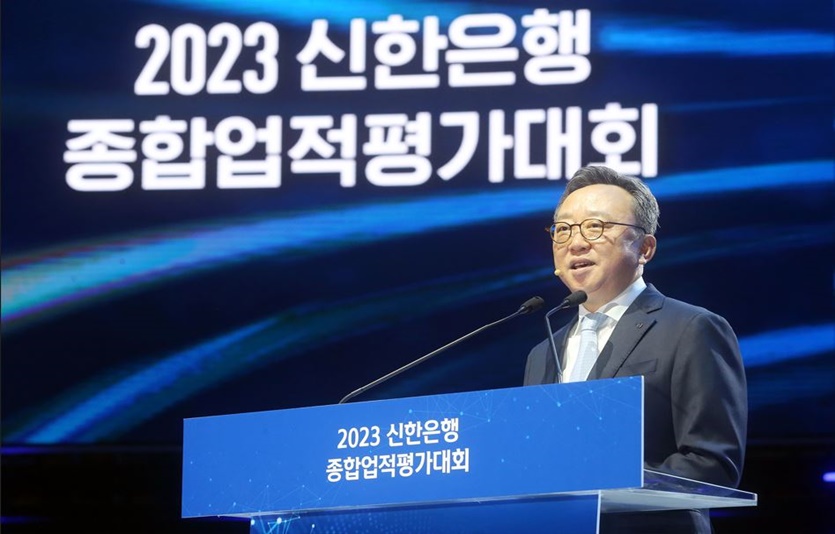 지난 6일 서울시 송파구 소재 올림픽 체조경기장에서 개최한 ‘2023년 종합업적평가대회’에서 정상혁 은행장이 대회사를 진행하는 모습. 사진=신한은행