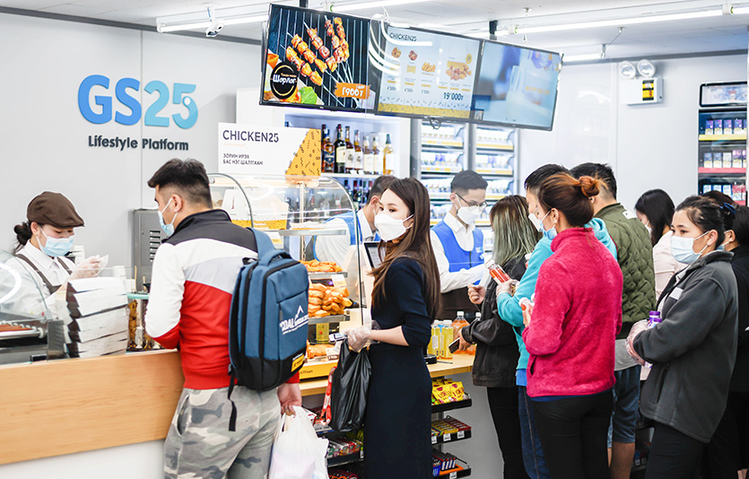 몽골 GS25 1호점인 초이진점에서 고객들이 줄을 서 있다. 사진=GS리테일
