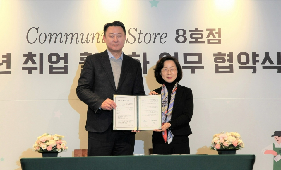 1월 9일 ‘종로R점’에서 진행된 스타벅스 커뮤니티 스토어 8호점(종로R점) 오픈 기념 업무 협약식 및 기금 전달식에서 손정현 스타벅스 코리아 대표이사(왼쪽), 이은형 JA 코리아 대표가 기념 촬영을 하고 있다.