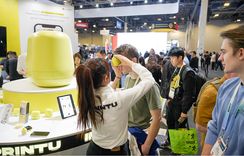 CES 2024 임프린투 부스에서 한 관람객이 임프린투 기기로 자신의 얼굴에 타투를 그려 넣고 있다. 사진=LG생활건강