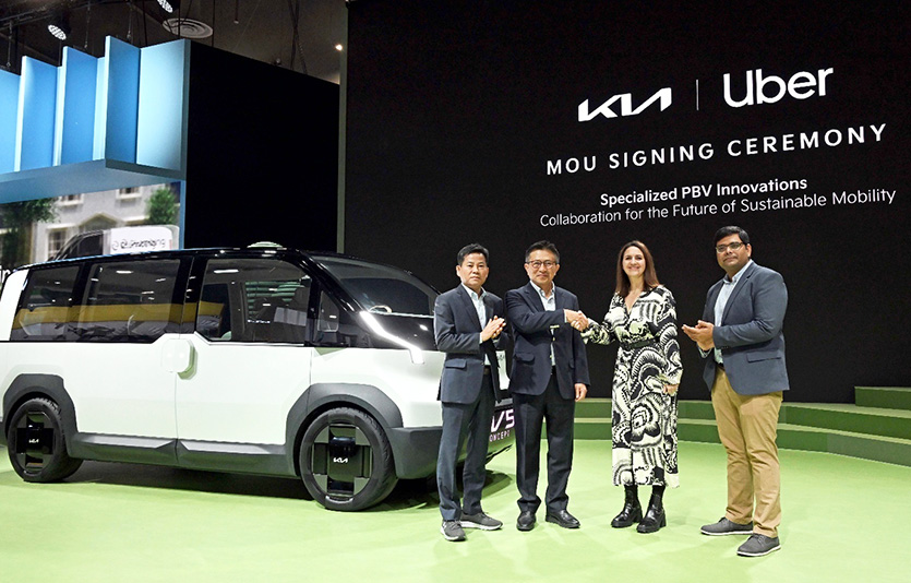 (왼쪽부터) 김상대 기아 PBV비즈니스사업부장, 윤승규 기아 북미권역본부장, 수잔 앤더슨 우버 글로벌비즈니스사업부장, 니싯 쿠마 우버 글로벌사업개발 이사. 사진=기아