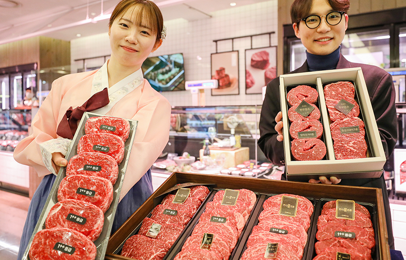 현대백화점 무역센터점 식품관에서 직원들이 ‘프리미엄 한우 선물세트’를 소개하고 있다. 사진=현대백화점