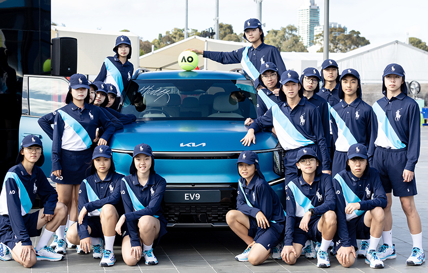 행사에 참석한 볼키즈가 EV9과 함께 기념촬영을 하는 모습. 사진=기아