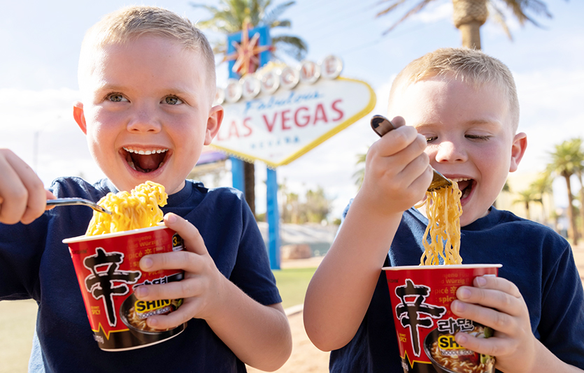 신라면을 즐기는 미국 소비자들. 사진=농심