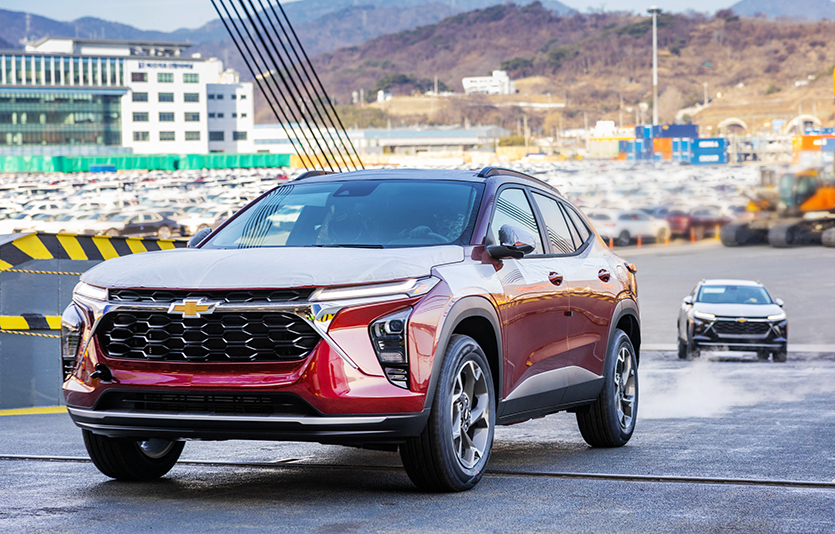 글로벌 시장 수출을 위해 선적 중인 쉐보레 트랙스 크로스오버. 사진=한국GM