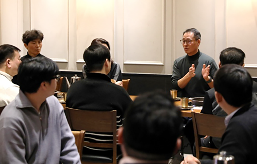 송호섭 bhc치킨 대표이사(상단 좌측에서 세번째)가 간담회에 참석한 수도권 가맹점주들과 이야기를 나누고 있다. 사진=bhc