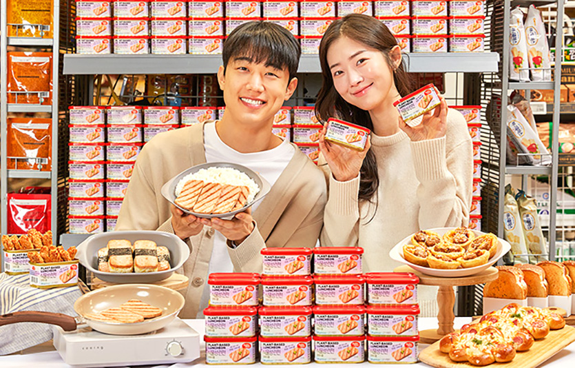 25일 서울 광진구 이마트 자양점에서 모델들이 신세계푸드의 대안육 ‘베러미트’ 식물성 런천과 이를 활용해 만든 런천 튀김, 무스비 등 메뉴들을 선보이고 있다. 사진=신세계푸드