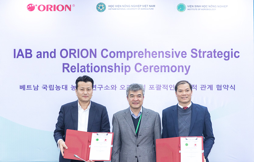 (왼쪽부터) 박세열 베트남 법인 대표이사, 팜 반 끄엉 베트남국립농업대학교 부총장, 응우옌 쑤언 쯔엉 베트남국립농업대학교 농생물연구소장. 사진=오리온