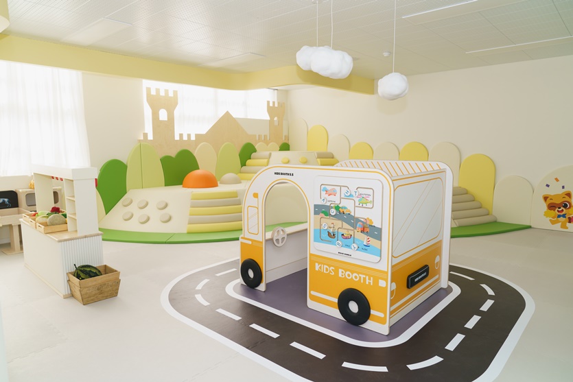 롯데는 지난 4일 폐교인 전라남도 여수시 화양면 나진초등학교 용창분교에 _mom편한 놀이터_ 27호점을 개소했다. 사진=롯데지주