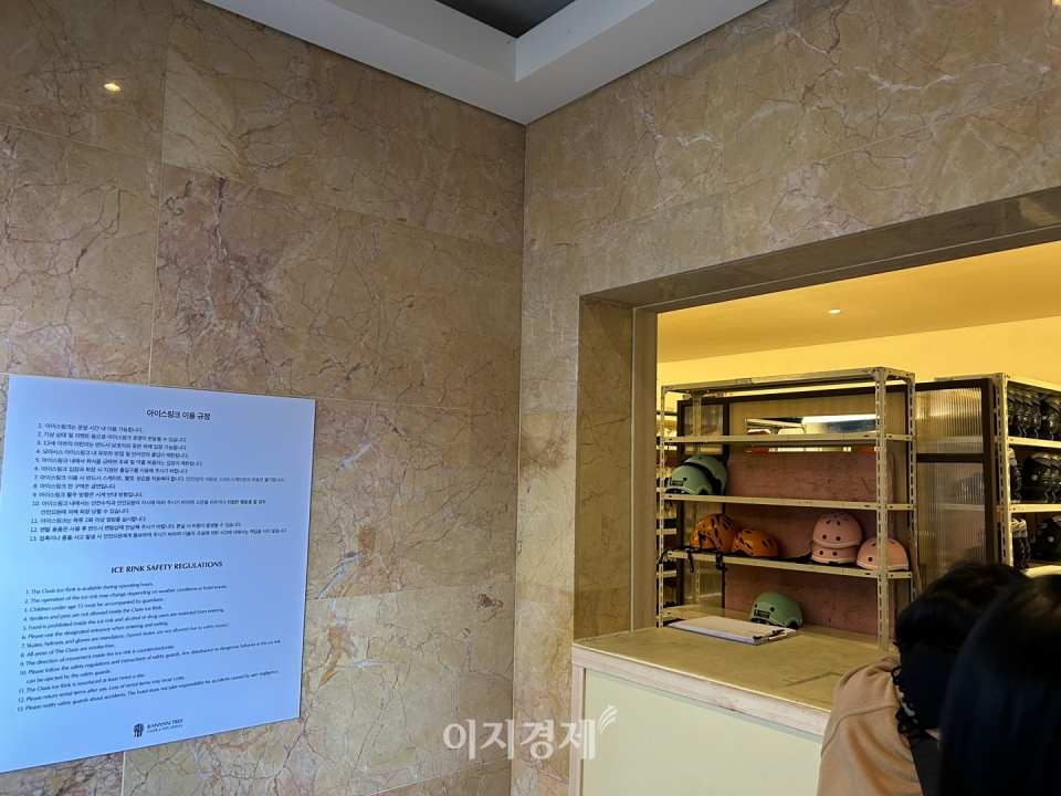 아이스링크장을 이용하기 위해서는 반드시 장갑을 구비해야 한다. 렌탈샵에서 사이즈에 맞는 헬멧과 스케이트를 대여할 수 있다. 사진=김선주 기자