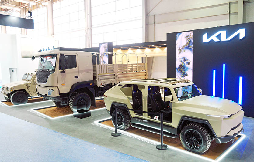‘WDS 2024’ 기아관에 출품된 (왼쪽부터) 소형전술차량 기갑수색차, 중형표준차량 4X4, 수소ATV 콘셉트카. 사진=기아