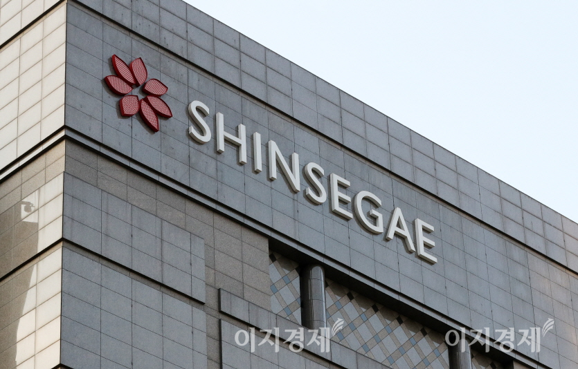 국내 패션 사업부 매출 부진으로 수익성 개선을 위해 구조조정을 단행한 신세계인터내셔날의 주가가 하락세를 보이고 있다. 서울 중구에 있는 신세계백화점 전경. 사진=이지경제