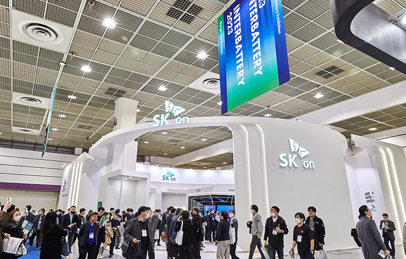 인터배터리2023에서 관람객들이 SK온 부스를 둘러보고 있다. 사진=SK온