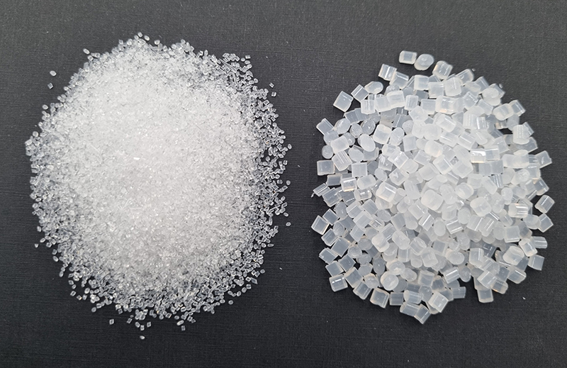 깨끗한나라 EPS 마이크로펠릿(좌)과 일반 펠릿(우). 사진=깨끗한나라