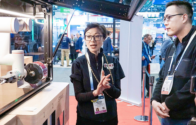 ‘CES2024’에 참석한 김동선 부사장이 푸드테크 부스를 둘러보고 있다. 사진=한화푸드테크