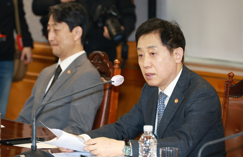 금융위원회는 15일 김주현 금융위원장(오른쪽) 주재로 은행장 및 정책금융기관장 간담회를 개최해 맞춤형 기업금융 지원방안을 발표했다. 사진=금융위원회