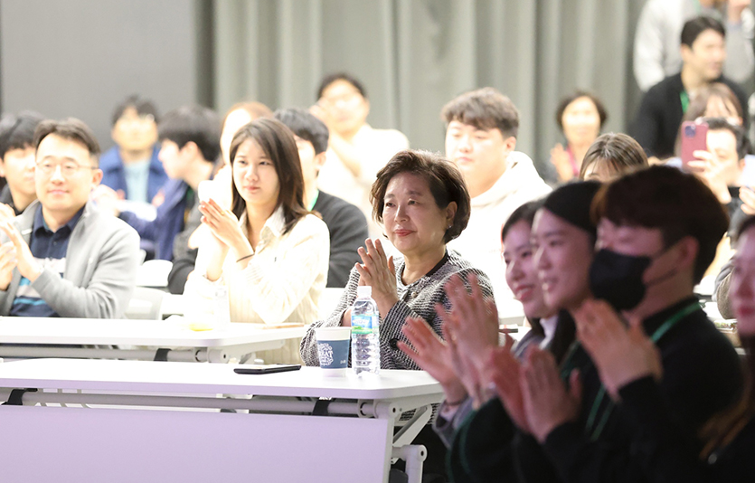 현정은 현대그룹 회장이 14일 현대그룹 사옥에서 열린 '한낮의 재즈콘서트'에 깜짝 방문해 임직원들과 공연을 함께 즐기며 소통과 교감의 시간을 가졌다. 사진=현대그룹