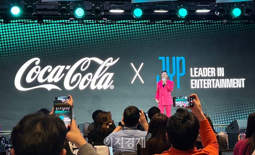 오아나 블라드 코카콜라 글로벌 전략 시니어 디렉터가 여의도 페어몬트 앰배서더에서 열린 글로벌 한정판 프로젝트인 ‘코카콜라 제로 한류(K-Wave)’의 전 세계 동시 출시를 기념한 글로벌 미디어 간담회에서 발표를 하고 있다. 사진=김선주 기자