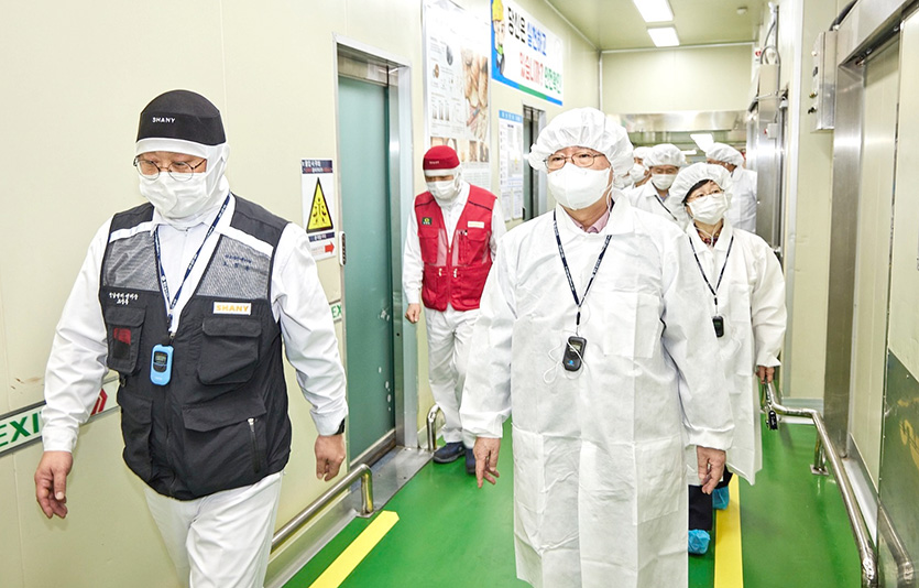 샤니 성남공장에서 SPC안전경영위원회가 작업 라인의 안전도를 확인하기 위해 생산 현장으로 이동하고 있다. 사진=SPC그룹