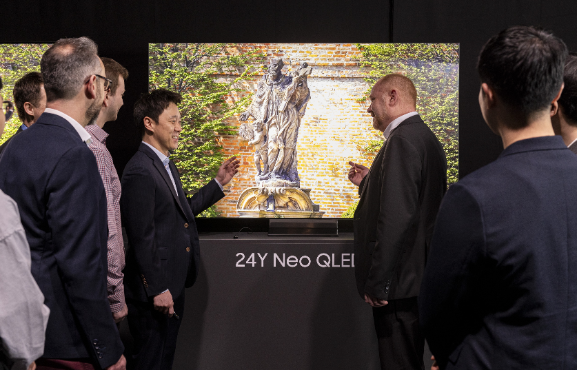 ‘2024 유럽 테크세미나’에서 참석자들이 삼성전자의 2024년형 Neo QLED 8K 신제품을 살펴보고 있다. 사진=삼성전자