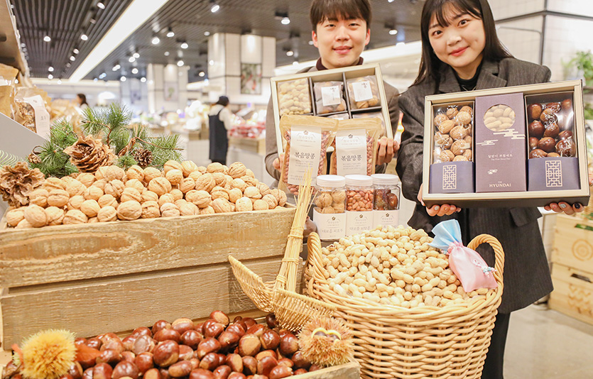 서울 강남구 현대백화점 무역센터점 식품관에서 직원들이 정월대보름 부럼 상품을 소개하고 있다. 사진=현대백화점