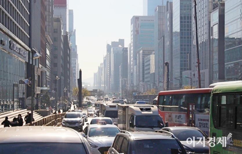 오피스텔이 대거 자리한 서울 강남대로. 사진=이지경제
