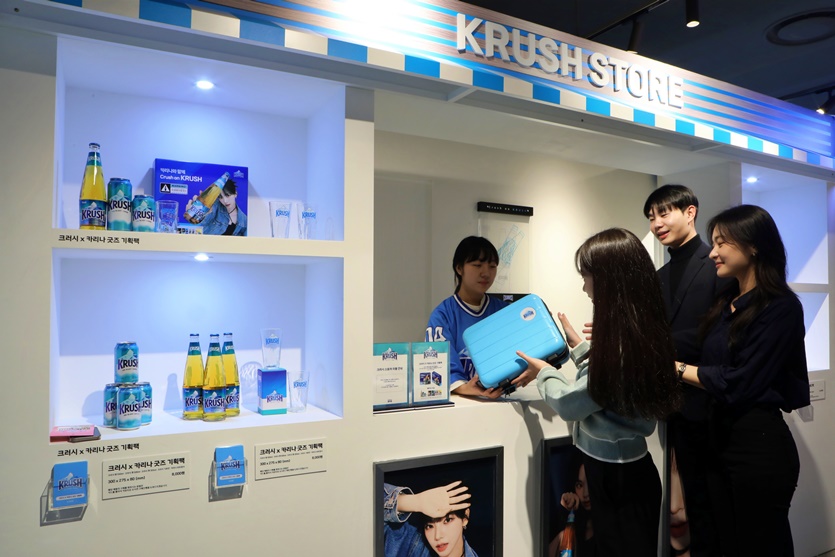 에비뉴엘 잠실점 지하 1층에서 진행 중인 '크러시 에비뉴' 팝업 매장을 즐기는 고객의 모습. 사진=롯데백화점