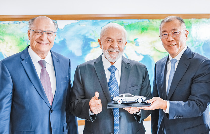 정의선 현대차그룹 회장이 루이스 이나시우 룰라 다 시우바 브라질 대통령을 만나 브라질과 현대차그룹 간 포괄적 협력 방안에 대해 논의했다.(왼쪽부터) 제랄도 알크민 브라질 부통령, 루이스 이나시우 룰라 다 시우바 브라질 대통령, 정의선 회장. 사진=브라질 정부 제공