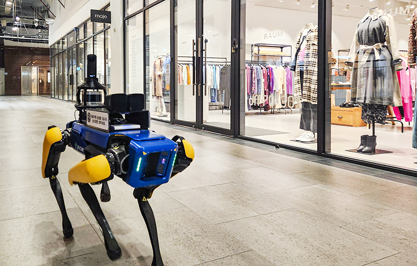 현대프리미엄아울렛 송도점 폐점 후 4족 보행 로봇 ‘스폿’이 2층 복도를 순찰하고 있다. 사진=현대백화점