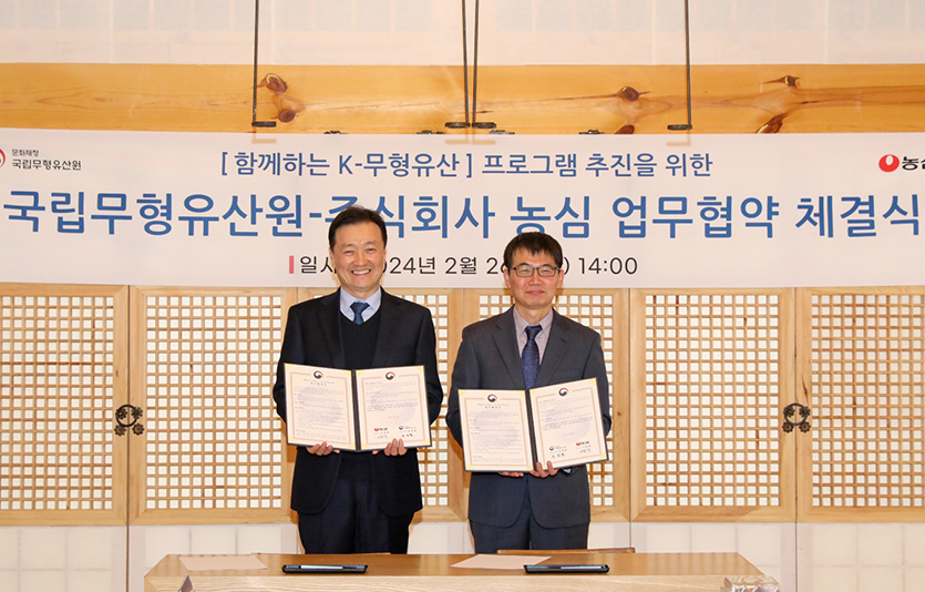 (왼쪽부터) 이병학 농심 대표이사, 문영철 국립무형유산원 원장직무대리. 사진=농심